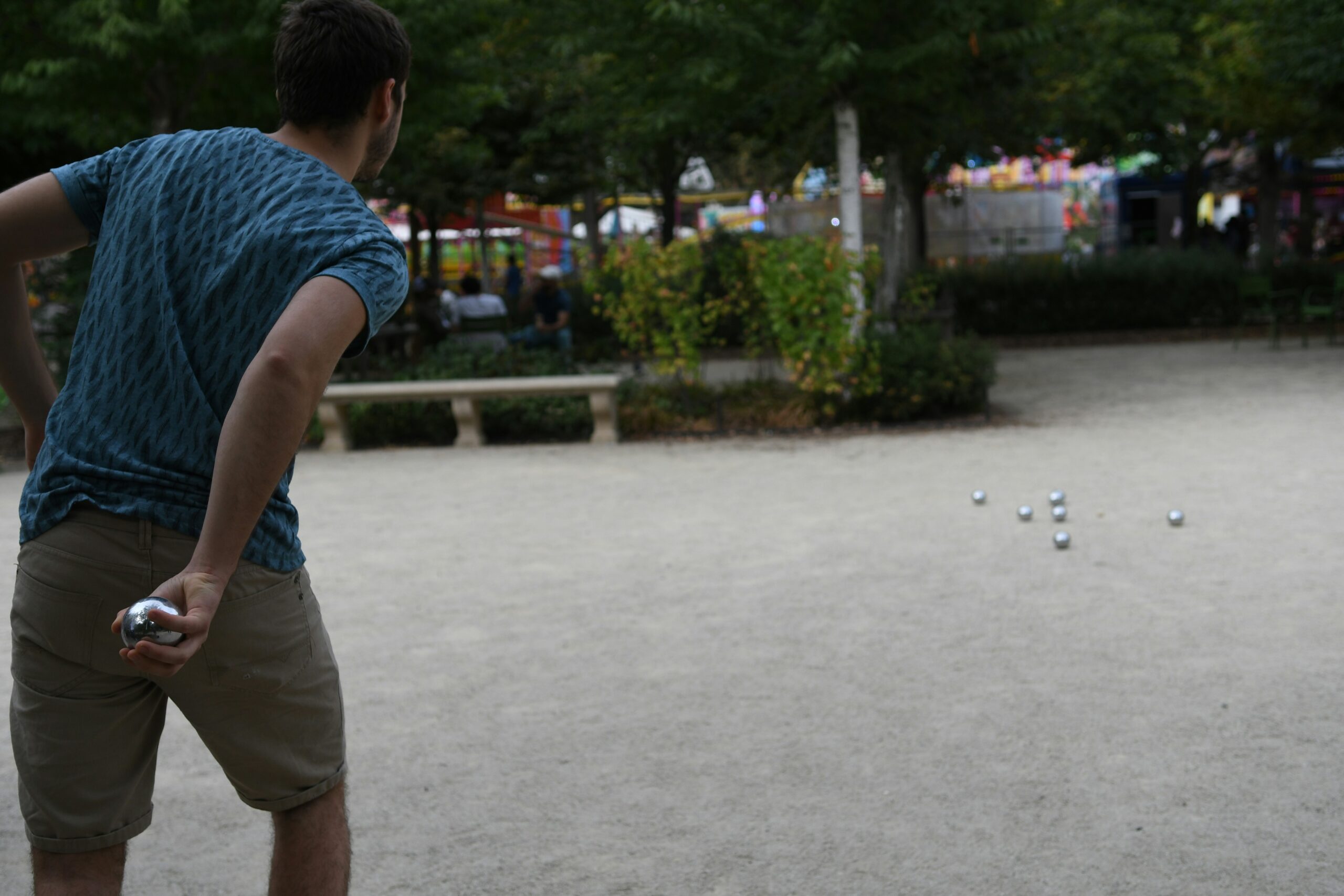 découvrez l'histoire, les règles et les astuces de jeu de la pétanque, un sport de boules emblématique de la culture française.