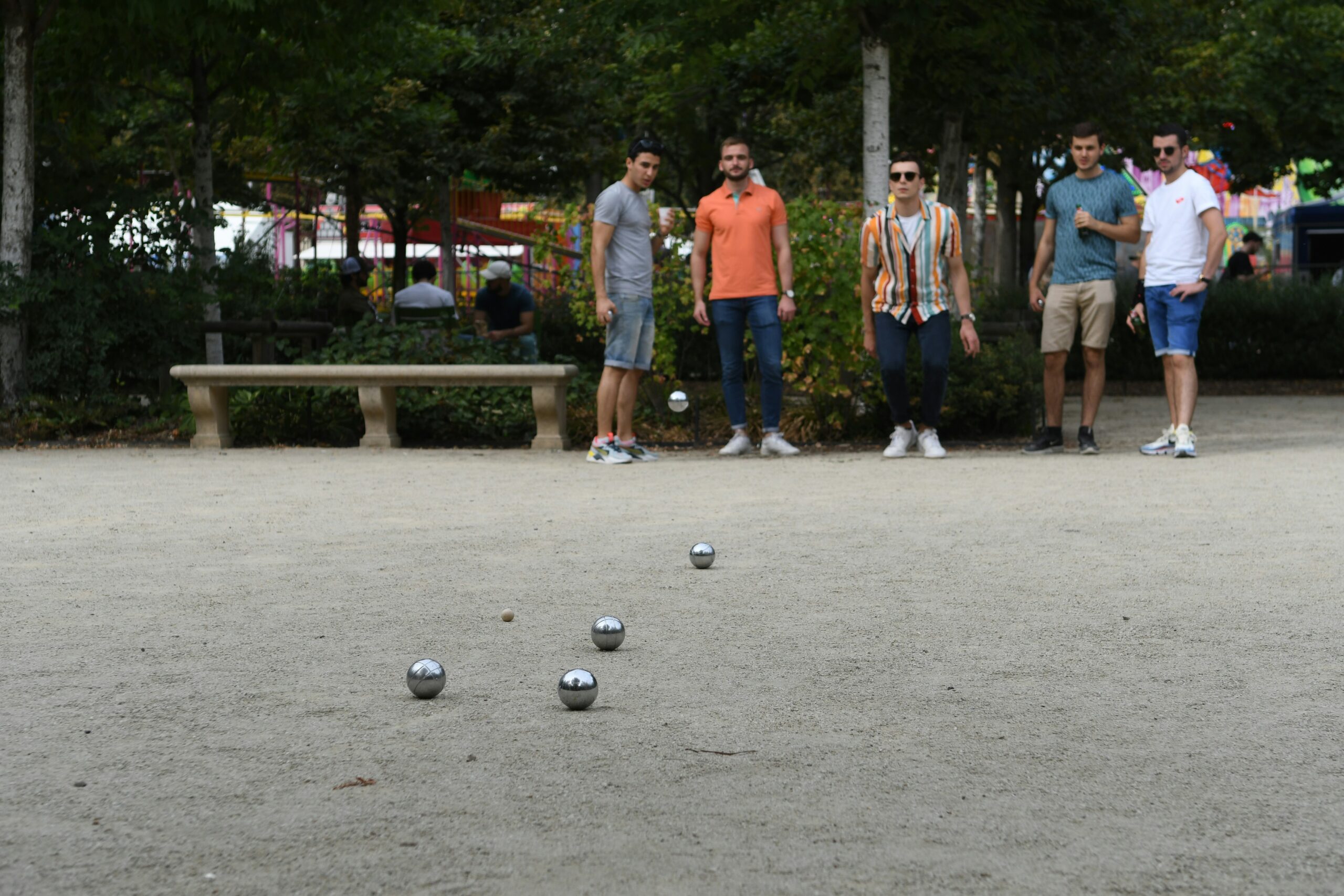 découvrez tout sur la pétanque, un sport de boules populaire originaire de france, pratiqué en plein air et apprécié par les joueurs de tous âges.